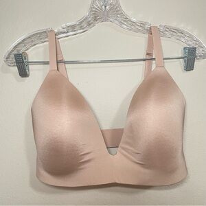 Skims Wireless Form Lightly Lined‎ T-Shirt Bra Sz 34DDD
Adjustable Straps